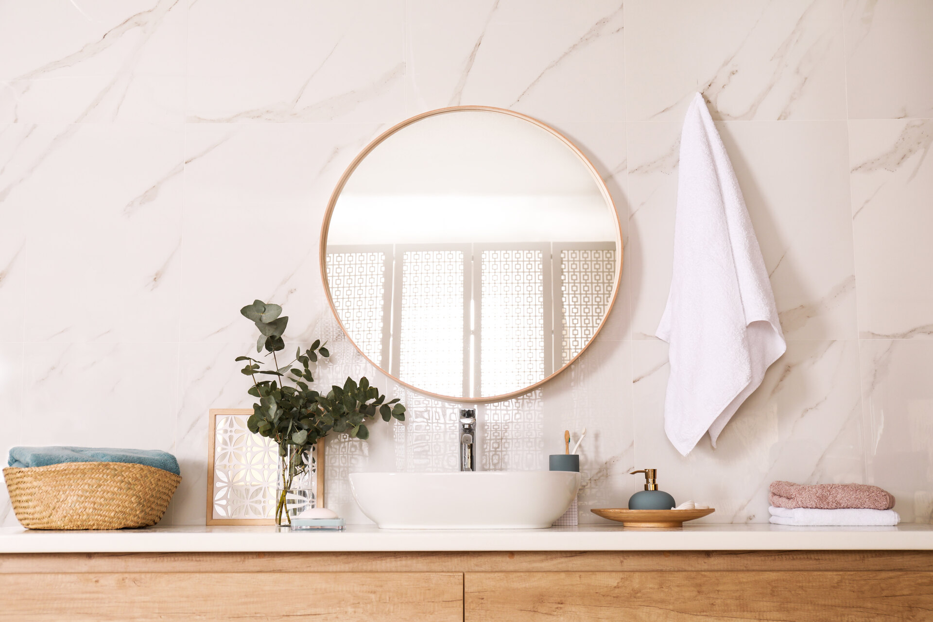 A mirror and a sink in a bathroom